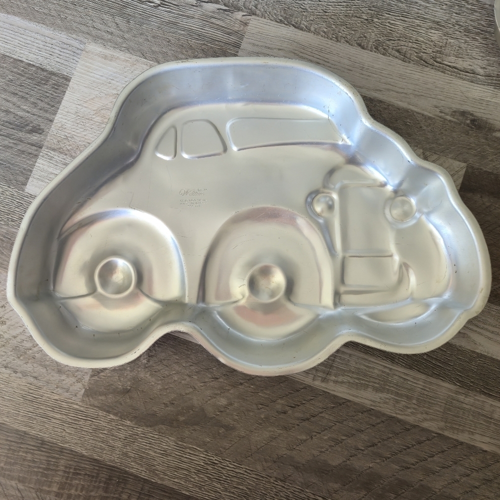 Wilton Vintage 1976 Beetle Bug Car Cake Pan Aluminum Baking Mold 502-236 Retro